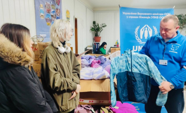 У Дніпрі переселенці з Покровська отримали теплий одяг від благодійників