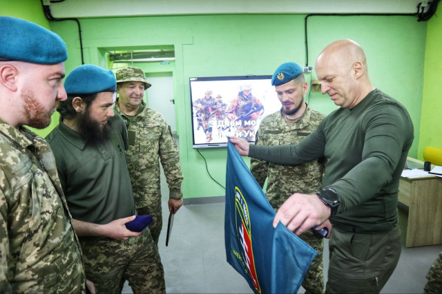 Рада оборони Донеччини відзначила морських піхотинців почесними нагородами (ФОТО) Рада оборони Донеччини відзначила морських піхотинців почесними нагородами (ФОТО)