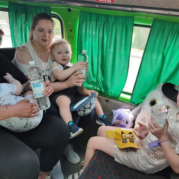 Евакуація з Донеччини продовжується: з прифронтових громад родини з дітьми вирушили на Рівненщину