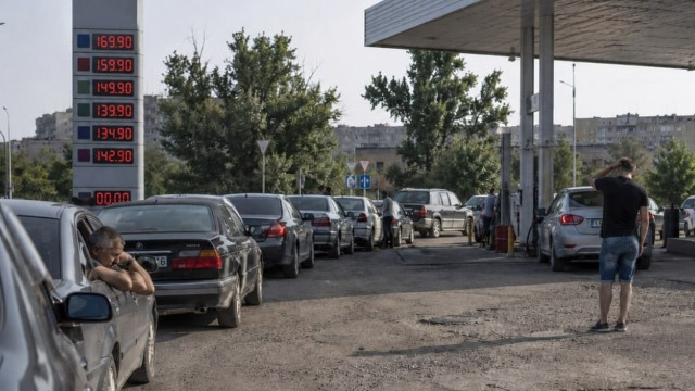 У Донецьку із сотень АЗС працює лише 14 &mdash; бензину стало втричі менше
