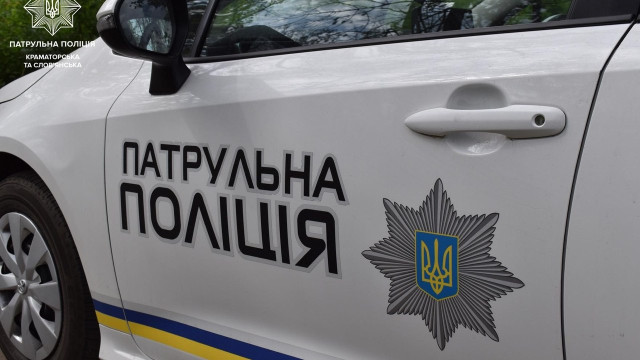 У Краматорську дрон РФ знищив авто патрульних під час служби