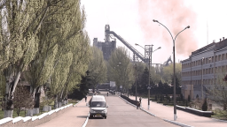 Мешканці окупованого Єнакієво скаржаться на червоний пил після аварії на металургійному заводі