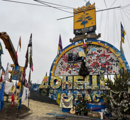Стелу на в'їзді в Донецьку область почали накривати антидроновою сіткою
