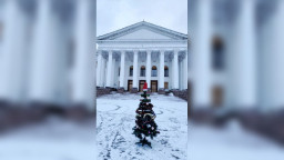 У Краматорську жителі самі встановили новорічну ялинку на головній площі