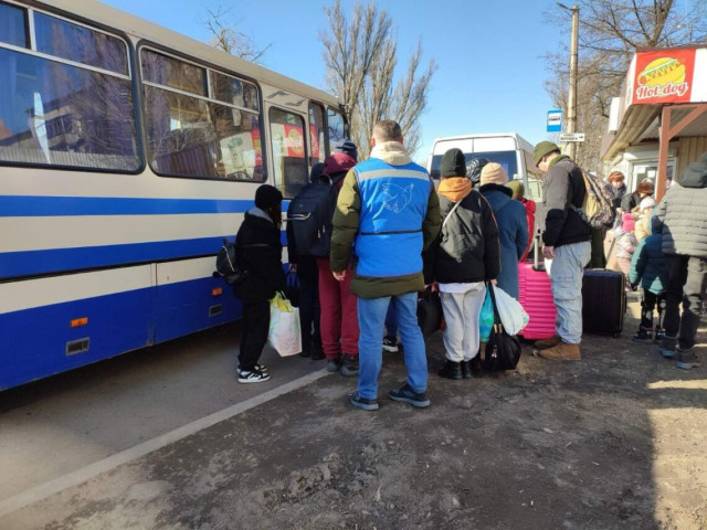 З небезпечних територій Донецької області евакуювали сім'ї з дітьми