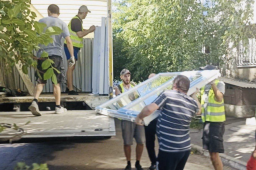Покровськ отримує нові вікна від благодійників для відновлення після обстрілів