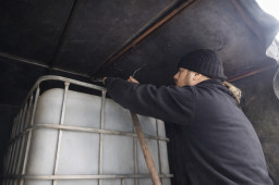 Волонтери доставили паливо до монастиря в Микільському напередодні Великодня