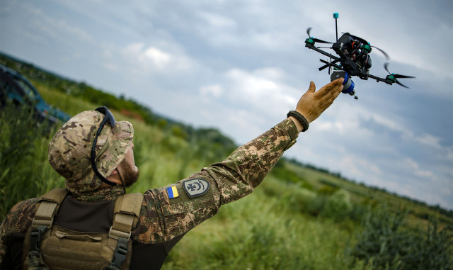 На Луганщині нейтралізували російський бойовий машину Т-80 На Луганщині нейтралізували російський бойовий машину Т-80