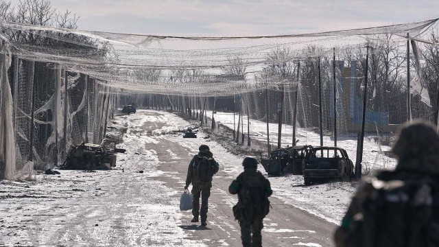 Фотокореспонденти показали як виглядає небезпечний шлях "Дороги смерті" у Костянтинівці