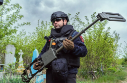 На Донеччині піротехнічні підрозділи ДСНС проводять обстеження кладовищ до Великодніх свят