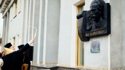 У Кам'янці-Подільському встановили врятовану з Покровська дошку Леонтовичу