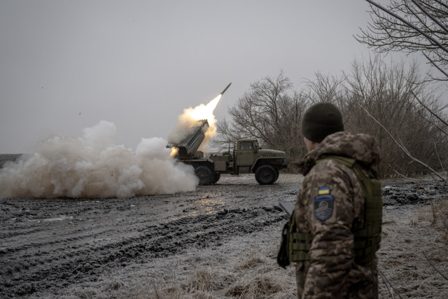 Потужні бої не припиняються ні на хвилину: ворог має просування в районі Авдіївки