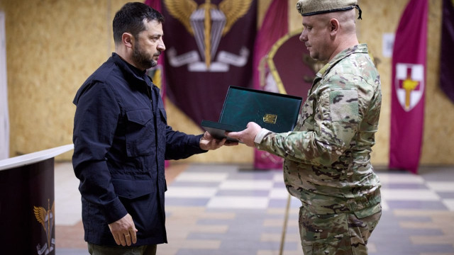 Володимир Зеленський відвідав бійців Добропільської операції та вручив нагороди Володимир Зеленський відвідав бійців Добропільської операції та вручив нагороди