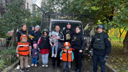 Евакуація під обстрілами: рятувальники вивозять мирних жителів з Дружківки