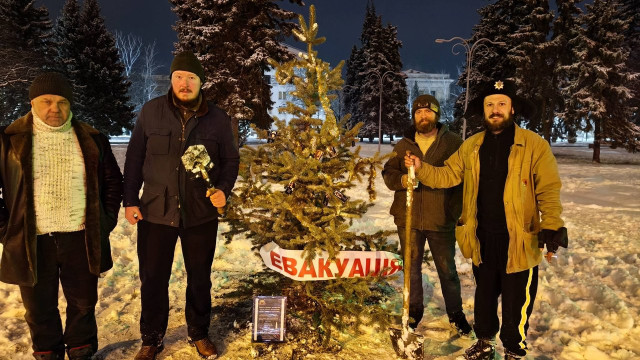 У центрі Краматорська встановили ялинку пам’яті загиблих волонтерів У центрі Краматорська встановили ялинку пам’яті загиблих волонтерів