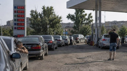 У Донецьку із сотень АЗС працює лише 14 &mdash; бензину стало втричі менше
