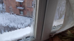 Аномальний холод в квартирі: в окупованому Алчевську вікна покриваються льодом зсередини