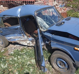 В Краматорську рятувальники визволили двох чоловіків із автомобіля після ДТП