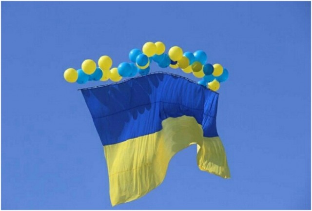 В День Конституции над Донецком запустили украинский флаг, а на улицах заметили желтые и голубые шар