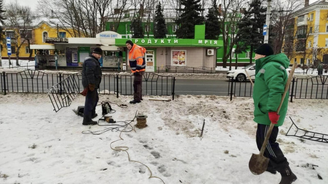 У Краматорську комунальники наводять лад та чистять дощоприймальні решітки