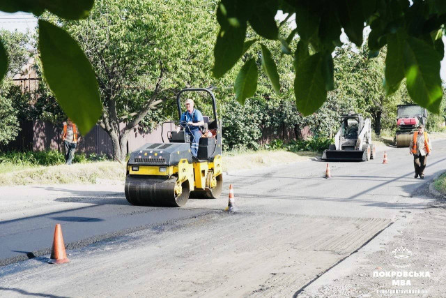 Активний ремонт доріг у Покровську: оновлення дорожнього полотна на центральних вулицях