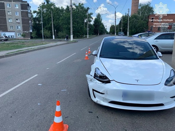 На Слов’янщині сталася ДТП за участю Tesla та BMW: водій не впевнився в безпечності маневру