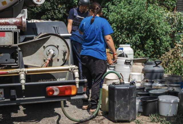 Гуманітарна допомога на Донеччині: рятувальники доставили 90 тонн води прифронтовим населеним пункта Гуманітарна допомога на Донеччині: рятувальники доставили 90 тонн води прифронтовим населеним пункта