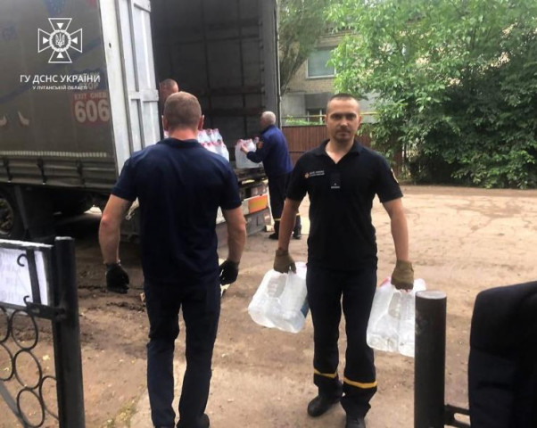 Луганські рятувальники доправили воду та продукти постраждалим мешканцям Херсонщини Луганські рятувальники доправили воду та продукти постраждалим мешканцям Херсонщини