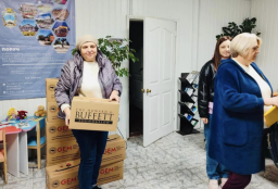 Мешканці Покровської громади отримують продуктові набори у Дніпрі