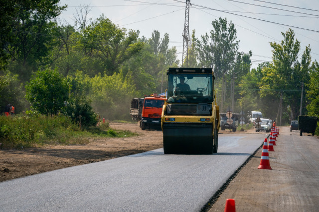 Загарбники роблять гарну міну: Югра відновлює дороги та будує домівки в окупованій Макіївці