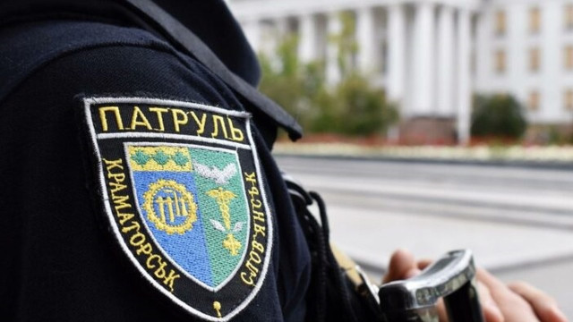 У Краматорську патрульні разом із жителями повернули додому двох дівчаток У Краматорську патрульні разом із жителями повернули додому двох дівчаток