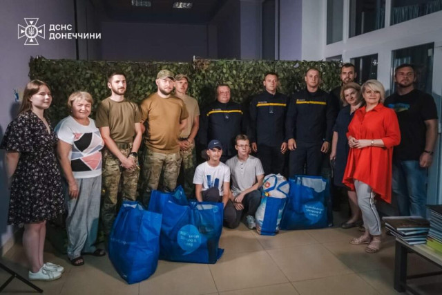 Маленькі мешканці Донеччини передали подарунки рятувальникам до Дня батька