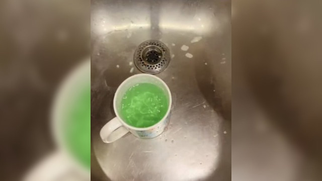 Комунальний колапс в Алчевську: замість чистої води світло-зелена рідина