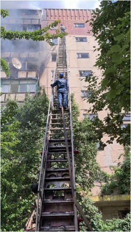 В Горловке горел 9-этажный дом, а на одном из балконов лежали мины