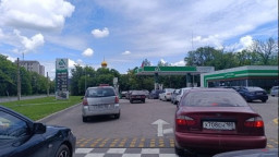 Автомобілісти в окупованому Донецьку масово вишикувалися в черги на заправках