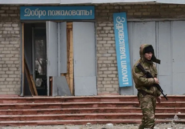 На Луганщині окупанти відкрили клас з військовою підготовкою для школярів На Луганщині окупанти відкрили клас з військовою підготовкою для школярів