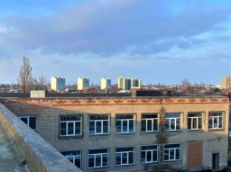 Будівельники з РФ звітують про "відновлення" школи у Маріуполі на 32%