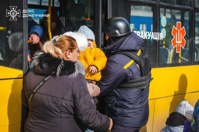 На території Донецької області залишаються близько 284 тис цивільних: евакуація триває