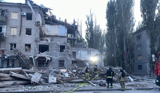 Рятувальники відновили пошуки під завалами будинку в Краматорську Рятувальники відновили пошуки під завалами будинку в Краматорську