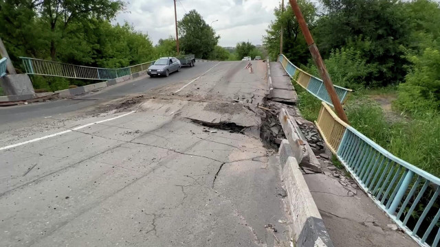 Окупанти почали відбудовувати підірвані мости в Маріуполі