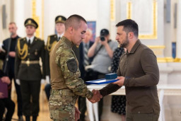 Зеленський відзначив нагородою "Золоте серце" волонтера з Луганської області