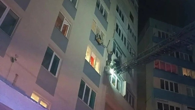 Рятувальники дістали 22-річну жінку з кондиціонера на висоті 12 метрів у Маріуполі