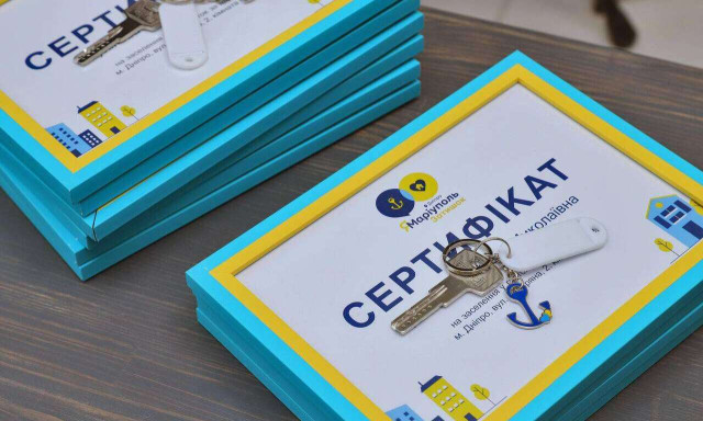 Перші родини маріупольців отримали сертифікати на соціальне житло в Дніпрі Перші родини маріупольців отримали сертифікати на соціальне житло в Дніпрі
