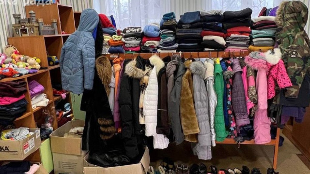 Переселенці з Покровської громади можуть безкоштовно отримати одяг у Дніпрі: деталі