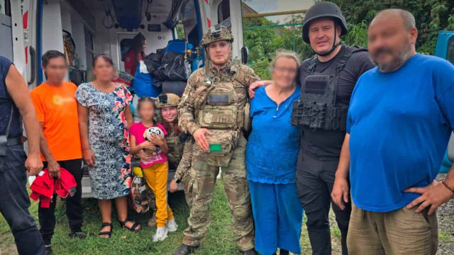 Рятувальники вивезли з обстріляної Ярової сім'ю з дитиною та ще шістьох мирних мешканців Рятувальники вивезли з обстріляної Ярової сім'ю з дитиною та ще шістьох мирних мешканців