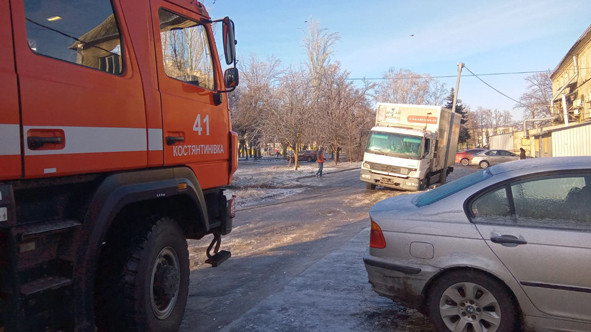 В Костянтинівці водій вантажівки втратив контроль над автівкою через негоду В Костянтинівці водій вантажівки втратив контроль над автівкою через негоду