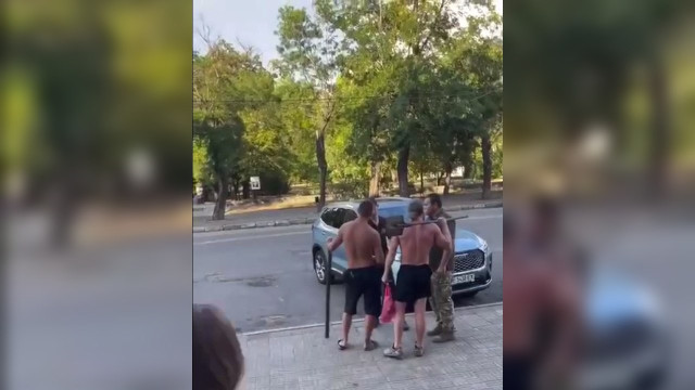 У Харкові чоловіки з лопатами вступили в бійку з представниками ТЦК на дитячому майданчику У Харкові чоловіки з лопатами вступили в бійку з представниками ТЦК на дитячому майданчику