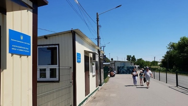На кордоні між Луганщиною та РФ зберігаються черги та суворий контроль На кордоні між Луганщиною та РФ зберігаються черги та суворий контроль