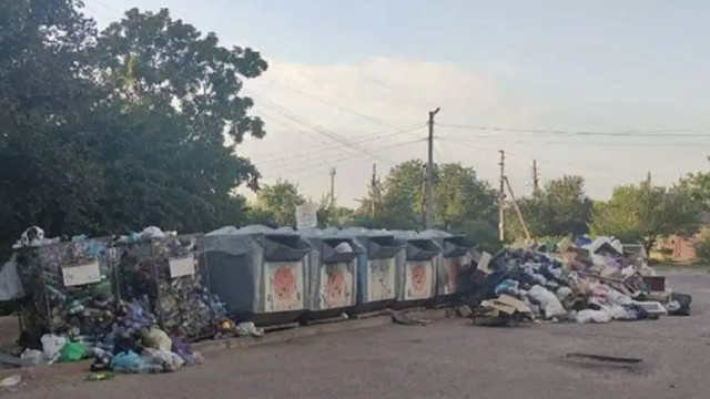 На окупованій Луганщині роками не вивозять сміття з дворів На окупованій Луганщині роками не вивозять сміття з дворів