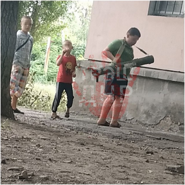В Донецке во дворах дети играют «Шмелями»